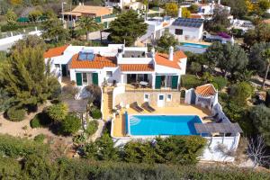 an aerial view of a house with a swimming pool at Casa Manjua in Carvoeiro