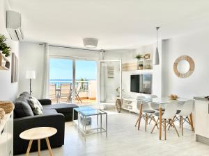 salon z kanapą i stołem w obiekcie MIRAMAR BEACH CALETA DE VÉLEZ MÁLAGA w mieście La Caleta