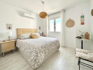 biała sypialnia z łóżkiem i oknem w obiekcie MIRAMAR BEACH CALETA DE VÉLEZ MÁLAGA w mieście La Caleta