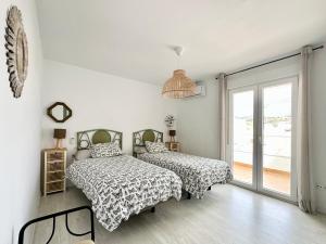 Łóżko lub łóżka w pokoju w obiekcie MIRAMAR BEACH CALETA DE VÉLEZ MÁLAGA