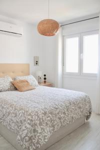 Łóżko lub łóżka w pokoju w obiekcie MIRAMAR BEACH CALETA DE VÉLEZ MÁLAGA