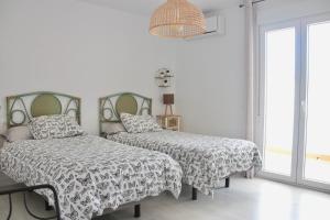 Łóżko lub łóżka w pokoju w obiekcie MIRAMAR BEACH CALETA DE VÉLEZ MÁLAGA
