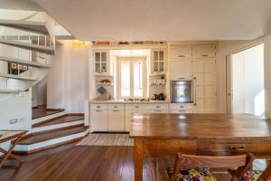 A kitchen or kitchenette at La Porta Rossa by Wonderful Italy Még 18 kép