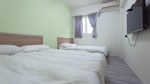 Postel nebo postele na pokoji v ubytování Fengchia Bichon B&B