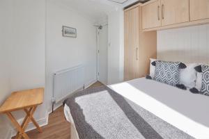 1 dormitorio con cama grande y mesa de madera en Apartment 2, Khyber Lodge Apartment Whitby en Whitby
