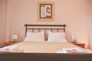 A bed or beds in a room at Spiti tou Papa sto Vouno