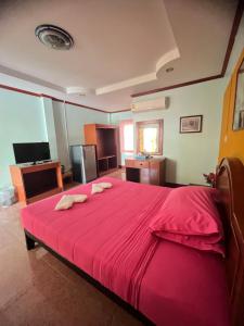 een grote slaapkamer met een groot rood bed met rode lakens bij เซเว่นอิน in Ban Huai Phlu