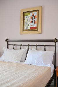 A bed or beds in a room at Spiti tou Papa sto Vouno