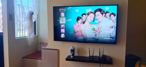 TV a/nebo společenská místnost v ubytování Z and J Transient House