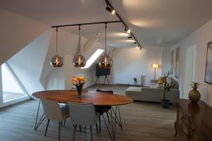 a living room with a table and chairs and a couch at Ferienwohnung Vino in Cochem