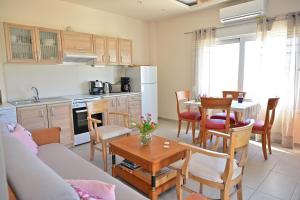 A kitchen or kitchenette at Spiti tou Papa sto Vouno