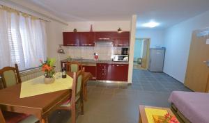 eine Küche und ein Esszimmer mit einem Tisch und einer Küche gmaxwell gmaxwell gmaxwell gmaxwell in der Unterkunft Villa Nada in Zadar