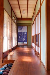 een lege hal in een gebouw met ramen bij 伊豆の宿　静海 in Ito