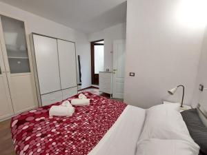フィレンツェにあるSilvia Apartmentのベッドルーム(赤い毛布付きの白い大型ベッド1台付)