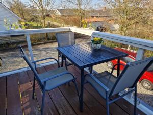 niebieski stół i krzesła na tarasie w obiekcie Nationalpark Thy guesthouse w mieście Vestervig