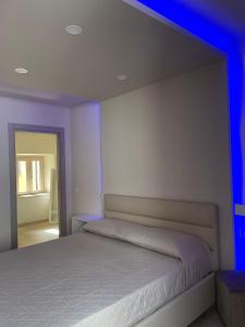 Un dormitorio con una cama con luces azules. en Martiroom, en Gasponi