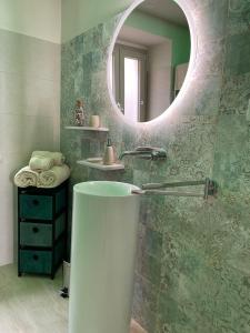 Martiroom في Gasponi: حمام مع حوض ومرآة