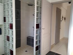 Łazienka z kabiną prysznicową i szklanymi drzwiami w obiekcie Chez nous à Saint Avertin w mieście Saint-Avertin +24 zdjęcia