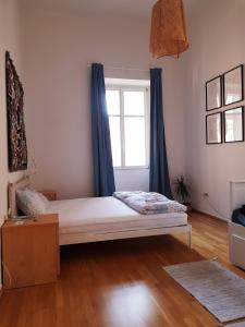 Cama en habitación con ventana en be at home with Philip & Marie en Klagenfurt