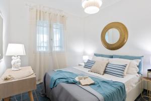 1 dormitorio con 1 cama grande y espejo en la pared en Villa del Glicine, en Santa Maria del Focallo