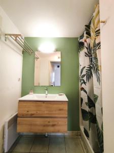 uma casa de banho com um lavatório e um espelho em Charmante maison de vacances, 4P, piscines, proche Gohaud em Saint-Michel-Chef-Chef