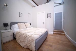 Voodi või voodid majutusasutuse Train Station Apartments toas