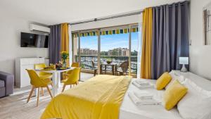 Postel nebo postele na pokoji v ubytování Cannes Marina Appart Hotel Mandelieu
