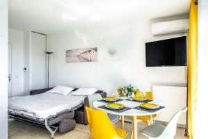 Postel nebo postele na pokoji v ubytování Cannes Marina Appart Hotel Mandelieu