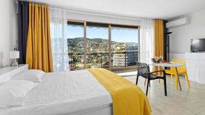 Postel nebo postele na pokoji v ubytování Cannes Marina Appart Hotel Mandelieu