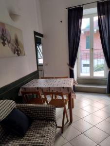 sala de estar con mesa y sofá en Il poggiolo di Rio, en Riomaggiore