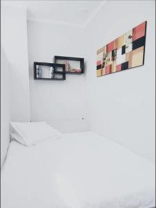 dos espejos colgando en una pared sobre una cama en Hotel Kapsula en Astaná