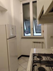 une cuisine avec une cuisinière et une fenêtre dans l'établissement Il poggiolo di Rio, à Riomaggiore 7 autres photos