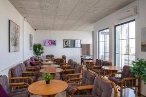 Телевизор и/или развлекательный центр в Sea Breeze Hotel