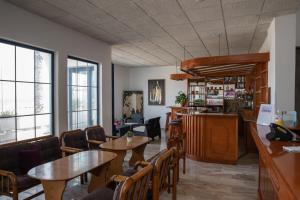 Лаундж или бар в Sea Breeze Hotel