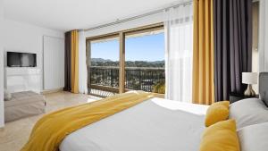 Postel nebo postele na pokoji v ubytování Cannes Marina Appart Hotel Mandelieu