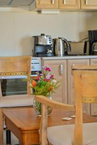 A kitchen or kitchenette at Spiti tou Papa sto Vouno