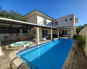 - une piscine en face d'une maison dans l'établissement Magnifique Villa avec piscine privée à 550 m de la plage, à Trou aux Biches