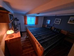 ein Schlafzimmer mit einem großen Bett und einem Fenster in der Unterkunft Ferienhaus Schatzliebe in Quedlinburg