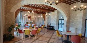un restaurante con mesas y sillas en una habitación en Château de Mons Armagnac, en Caussens