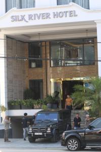 un camión estacionado frente a un hotel en Silk River Hotel Ha Giang, en Ha Giang
