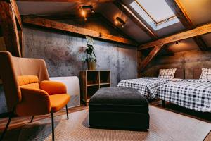 Un pat sau paturi într-o cameră la Apartamenty Garncarska 3