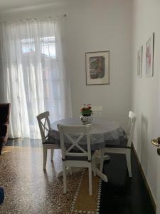 a table and chairs in a room with a window at MariMARE in Sestri Levante