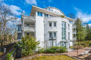 una imagen de una casa blanca en Villa Seepark - 12, en Heringsdorf