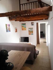 ein Wohnzimmer mit einem Sofa und einem Tisch in der Unterkunft Charmante maisonnette proximité cité médiévale et bords de Rance in Dinan