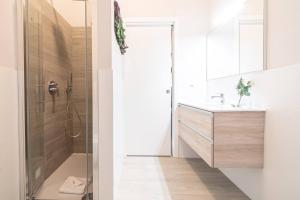 ein Bad mit einer Dusche und einem Waschbecken in der Unterkunft Easylife - Accogliente residenza a due passi dal Duomo in Mailand