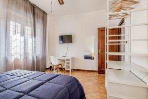 1 dormitorio con cama y escritorio en MARCONI31Eredia en Roma