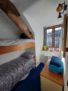 1 dormitorio con 2 literas y escritorio en The Manor House, Curry Mallet, en Taunton