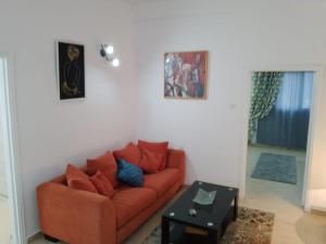 uma sala de estar com um sofá vermelho e uma mesa em Mountain Kathikas apartments em Kathikas