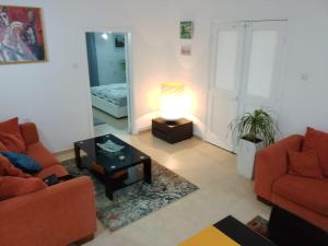uma sala de estar com dois sofás e uma mesa com um candeeiro em Mountain Kathikas apartments em Kathikas