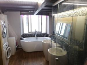 een grote badkamer met een bad en 2 wastafels bij Croisette Immo 4 chambres 4 sdb rue d'Antibes in Cannes